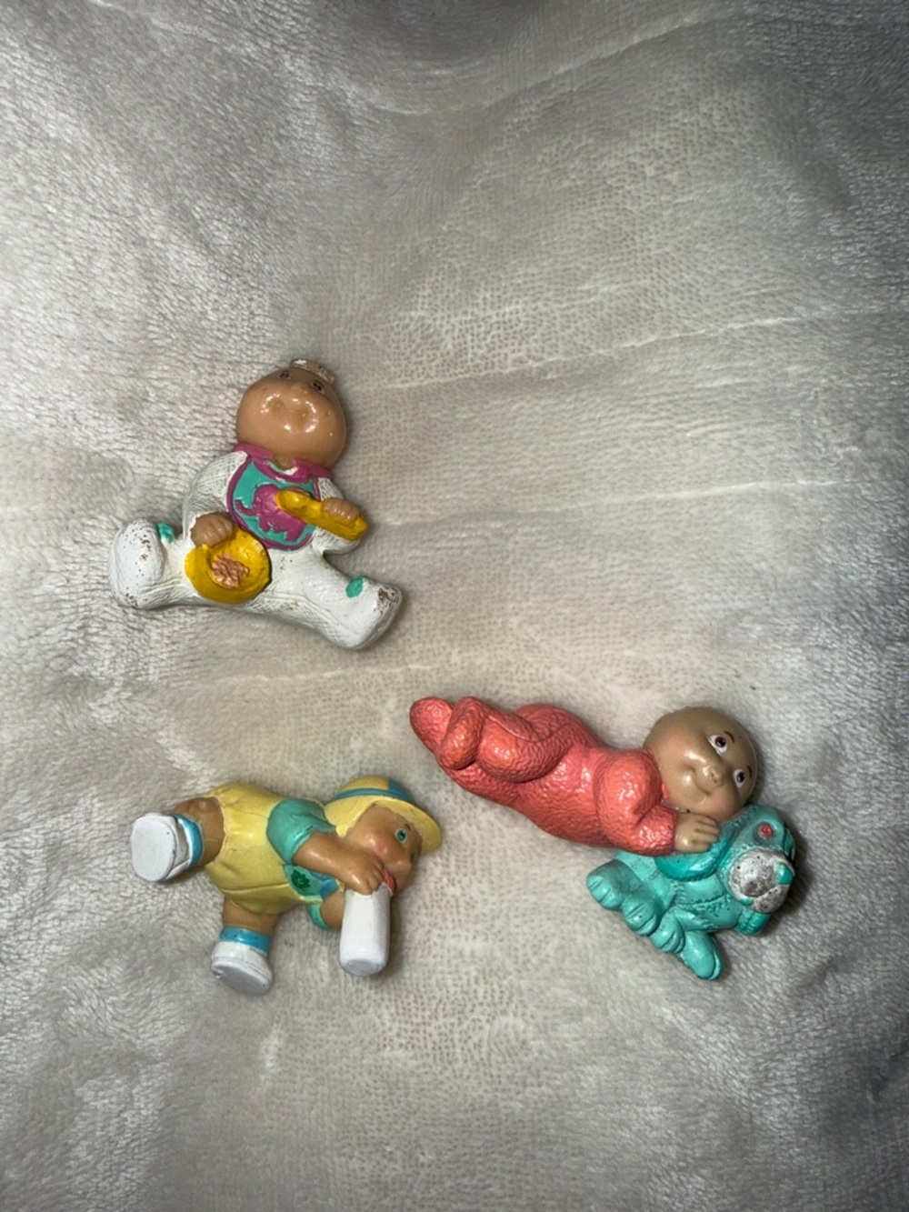 Vintage 3 cabbage patch doll figurines 1980s Pink, White, Yellow